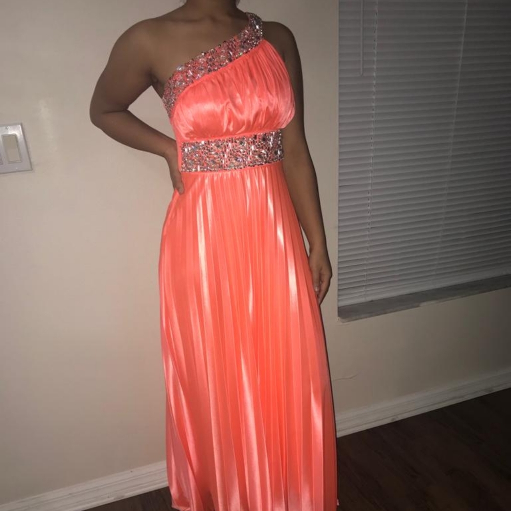 Formal dress - Picture 3 of 9